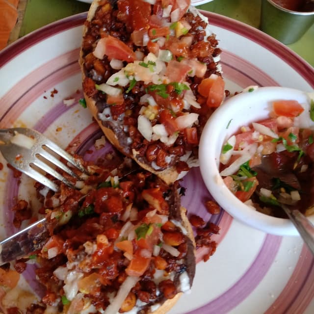 「Molletes con chorizo」の料理の写真