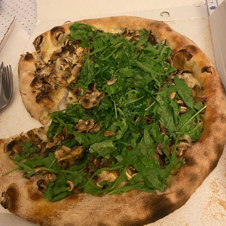 photo of Miss Pizza® Forno a Legna Prati/Centro Pizza Con Funghi E Rucola shared by @smaltorosso on  01 Jul 2022 - review