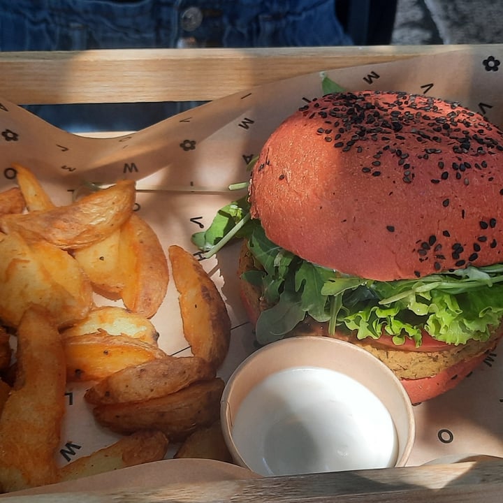 photo of Flower Burger Coccinella Burger shared by @saraborsati on  04 Jul 2022 - review