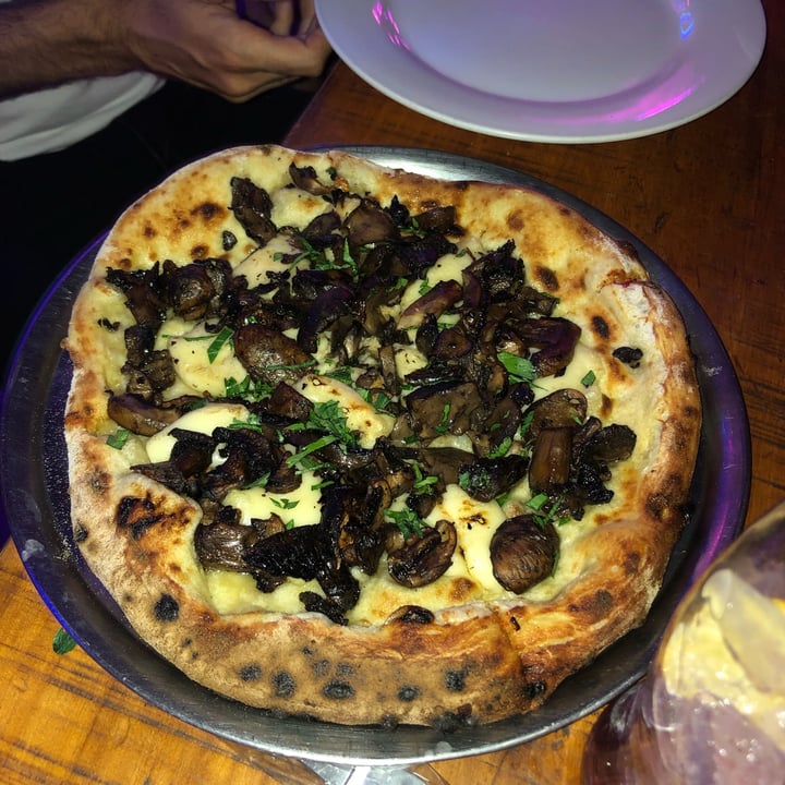 photo of Lado V Pizza de Hongos shared by @catabuffarini on  21 Nov 2022 - review