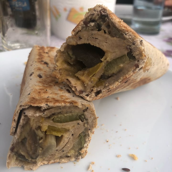 photo of Piadineria Le Gagine Rotolo con humus di ceci e fricò shared by @teresabenini on  02 Jul 2022 - review