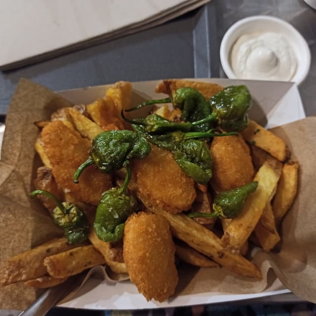 Photo of the dish “Patatas con allioli pimientos y nuggets”
