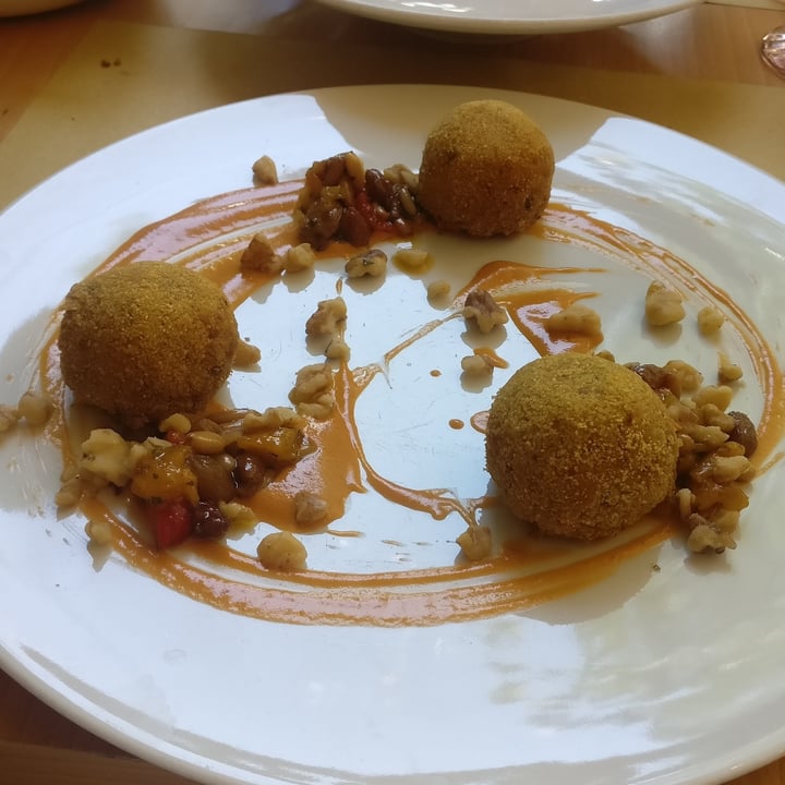 photo of Orto Osteria dalla terra Falafel di ceci con crema di peperoni dolci, noci, pinoli e uvette shared by @lorella84 on  30 Jul 2022 - review