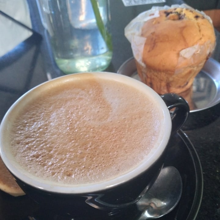 photo of Charola cocina & bazar 12 y 47 Cafe Con Leche Vegetal Y Muffin De Frutos Rojos shared by @agustinaac on  14 Mar 2022 - review