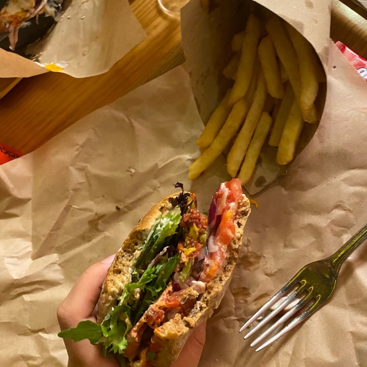 photo of Super Vegan Ekko burger menu shared by @beaandveganfood on  02 Sep 2022 - review