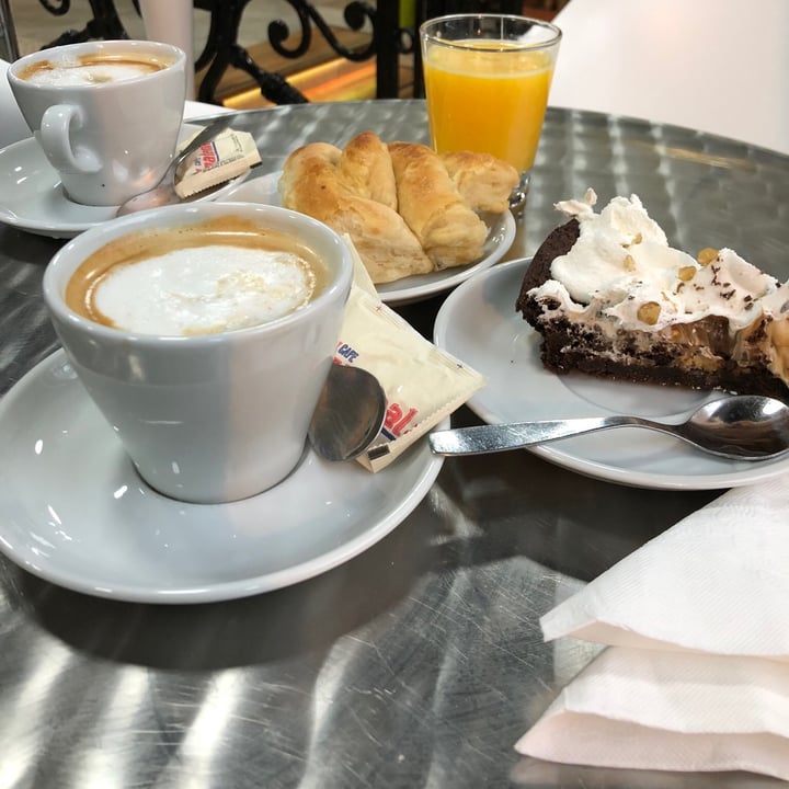 photo of Heladería Dulce Hechizo Café Con Leche De Almendras Y Pastelería Vegana shared by @sopitas on  01 Oct 2021 - review