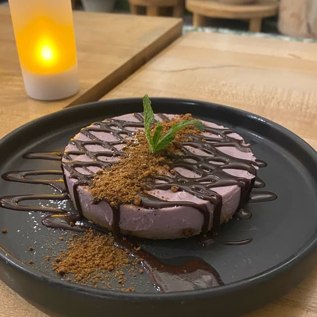 Foto del piatto “Ube Cashew Cheesecake”