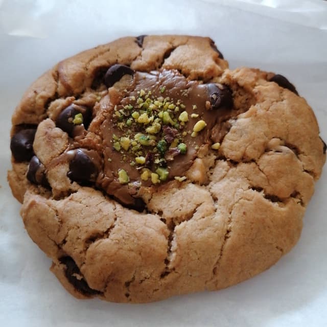 菜肴“Galleta de chocolate y pistacho”的照片