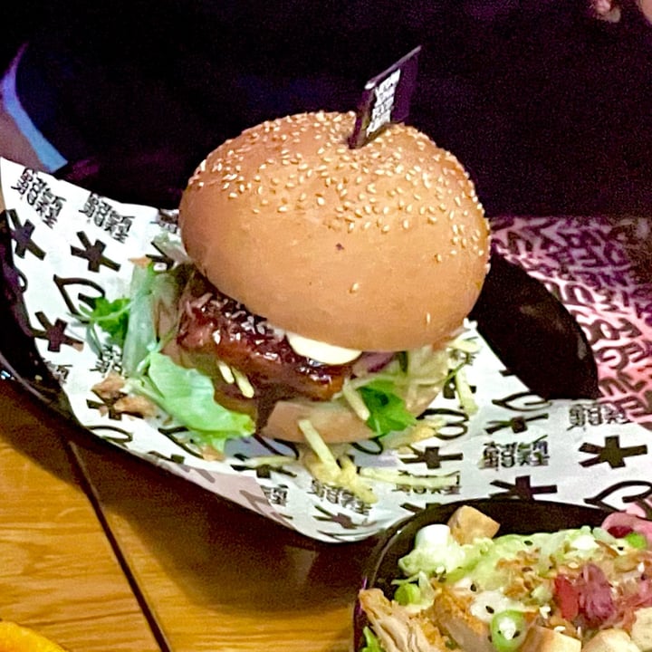 photo of Vegan Junk Food Bar Heppi ribs burger shared by @plantbasedancer on  30 Mar 2022 - review