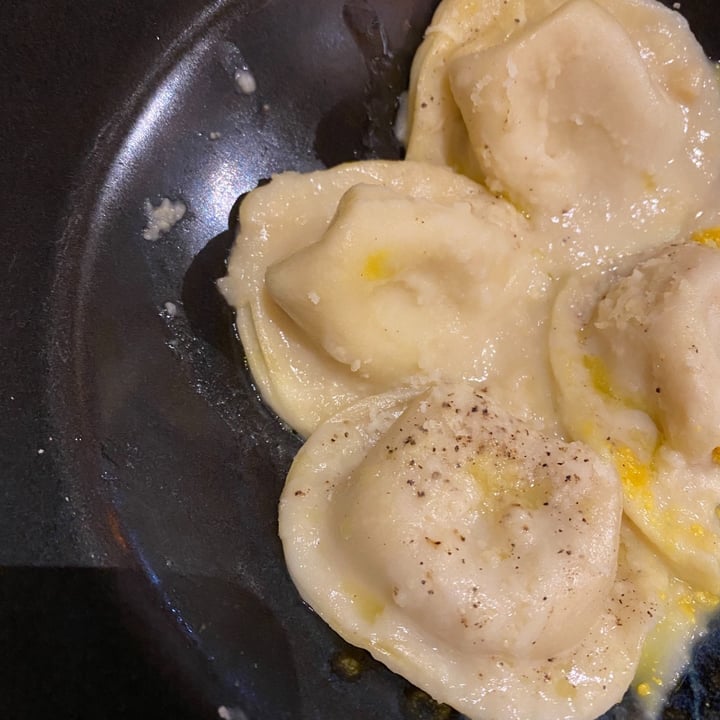 photo of Essenza Love Natural Food cappellacci ripieni di carbonara con crema di gondino con tartufo fresco e pepe nero shared by @flarov on  20 Oct 2022 - review