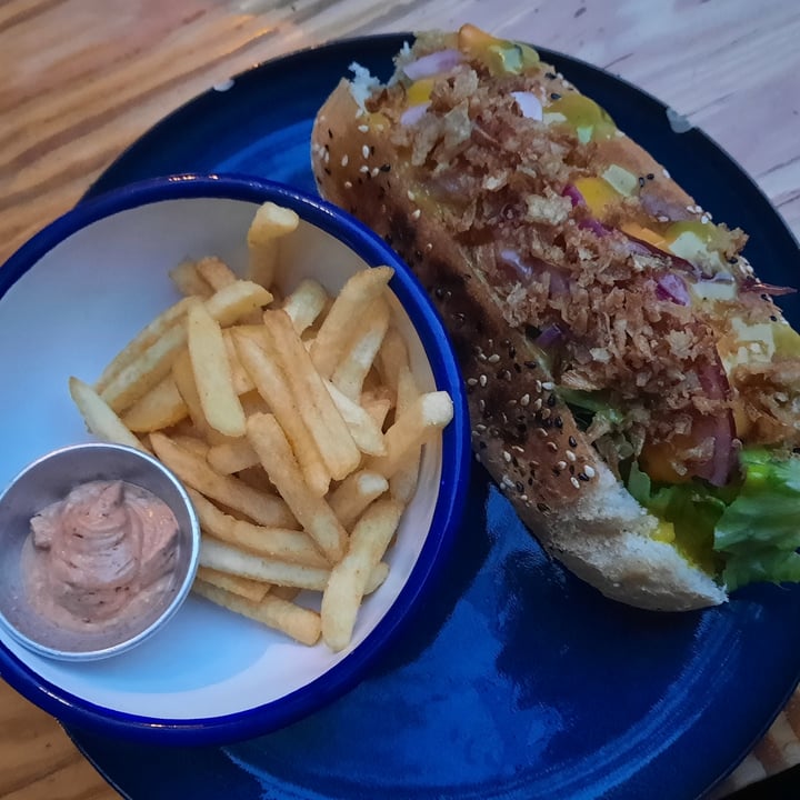 review photo of Vegan Junkies Drop it like it's hot - VJ's hot dog shared by @joanarebelomorais on 09 Sep 2021 - review