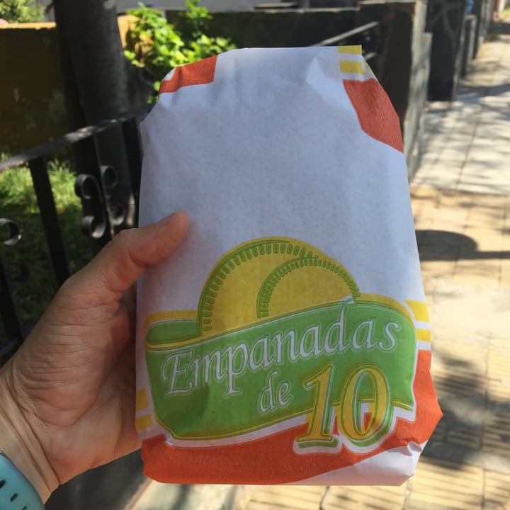 photo of Empanadas de 10 Empanadas De Queso, Choclo Y Cebolla shared by @lolimiqueo on  24 Oct 2021 - review