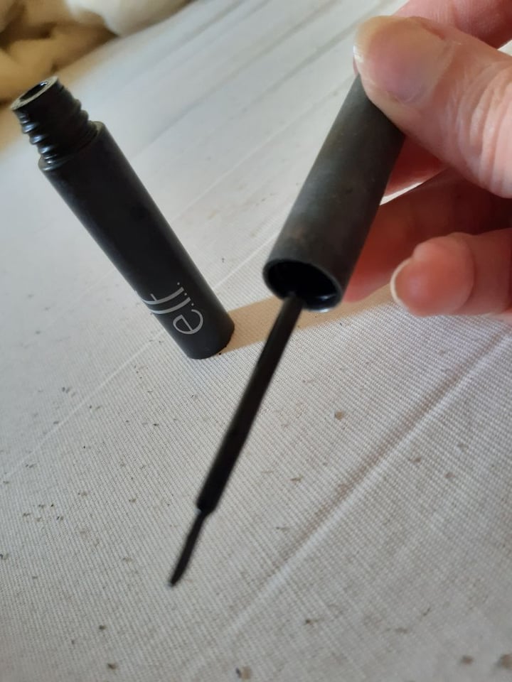 review photo of e.l.f. Cosmetics Delineador ElF shared by @veganeirando on 30 Mar 2020 - review