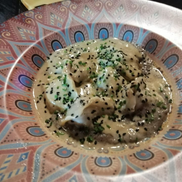 photo of Hakuna Matata Veggie Ravioli de Beyond meat al cava con salsa de foie sobre bechamel trufada shared by @olgabracote on  06 Jun 2021 - review