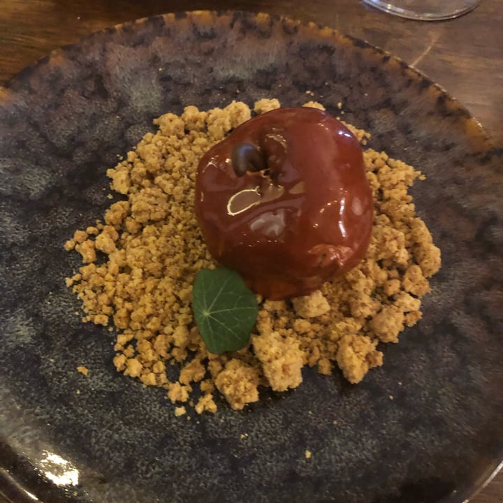 photo of Coco Cuina Viva Pastel de manzana con mousse de chocolate blanco y crumble de almendra shared by @juanagilcabrera on  14 Dec 2021 - review