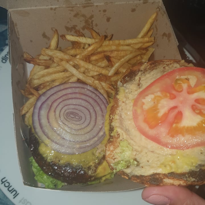photo of Fresh Earth Food Store Vegan Cheese Burger shared by @sunshineyum on  28 Jan 2021 - review