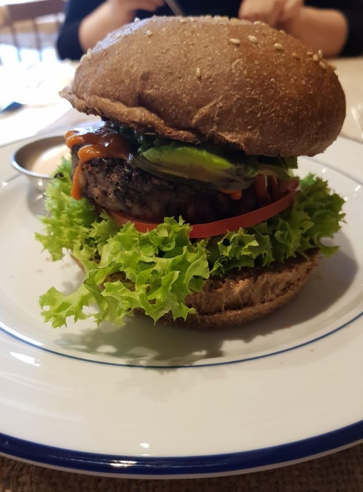 photo of Rawdical Kitchen Hamburguesa vegana y tarta de limón crudivegana shared by @romiauna on  24 May 2019 - review