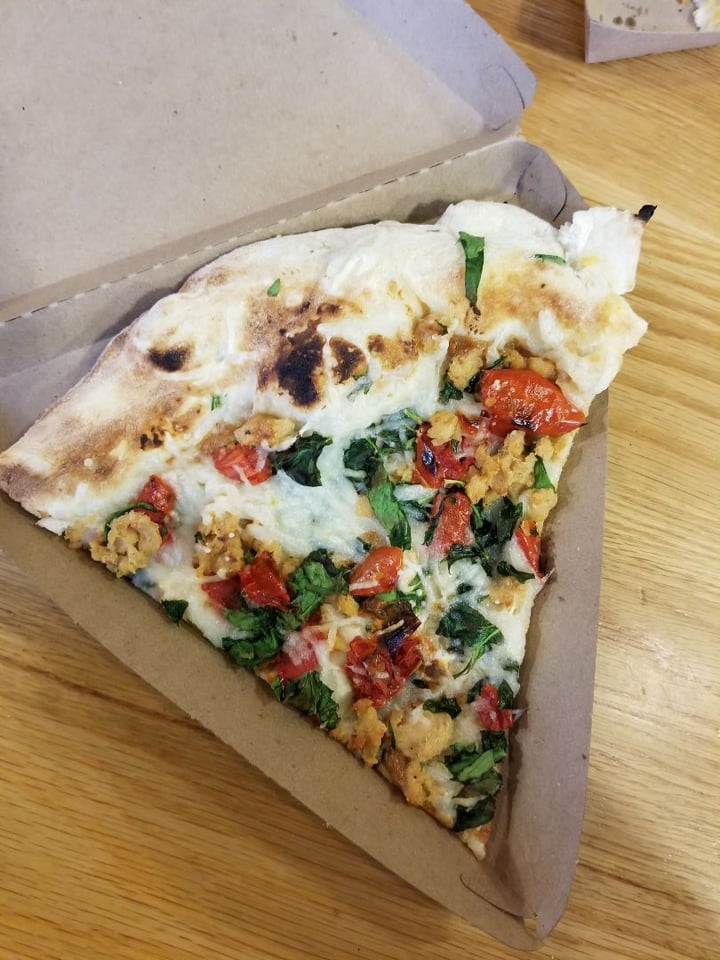 photo of Whole Foods Market "Chicken" Pizza shared by @lizmaselli on  10 Jan 2020 - review