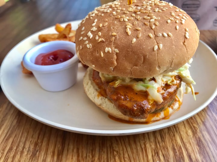 photo of Veggie Grill Nashville Hot Chick’n Sandwich shared by @citybythbayvegan on  05 Jun 2019 - review