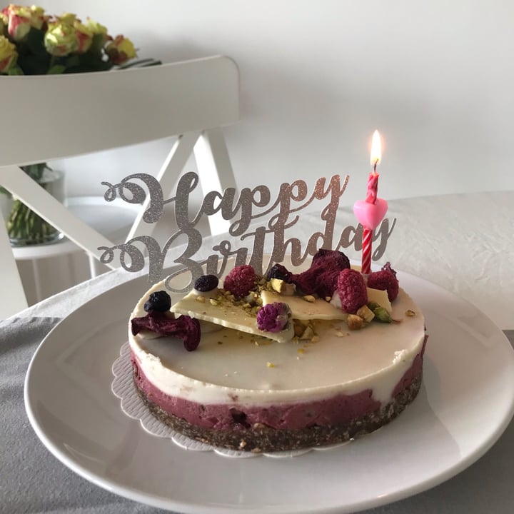 photo of BooBooCakes Brussels White chocolate kisses raw vegan cake shared by @reea on  18 Aug 2020 - review