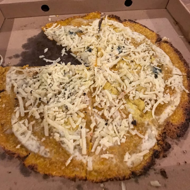 photo of Amami Canggu Pizza 4 cheeses with pumpkin crust shared by @sovsten on  16 Oct 2022 - review