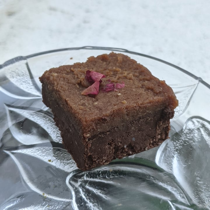 review photo of The Clean Addicts Cacao Peanut Butter Miso Date "Caramel" Wholefoods Fudge Cake shared by @bornvegetarian on 13 Oct 2022 - review