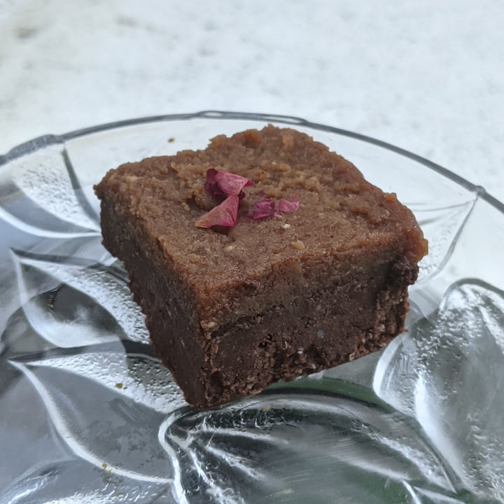 photo of The Clean Addicts Cacao Peanut Butter Miso Date "Caramel" Wholefoods Fudge Cake shared by @bornvegetarian on  13 Oct 2022 - review