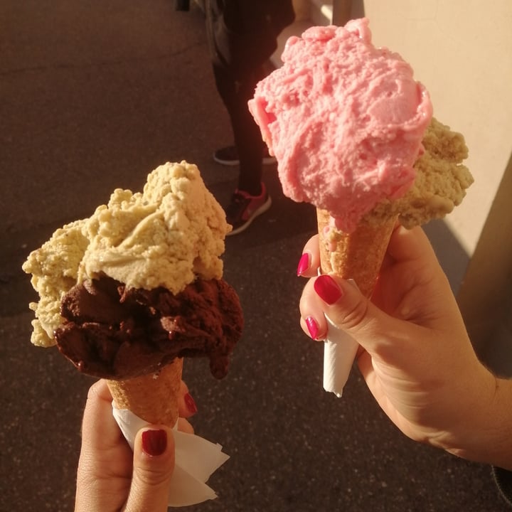 photo of Gelateria Popolare 2 Cono gelato cioccolato fondente, pistacchio e fragola shared by @giuliia on  08 May 2021 - review