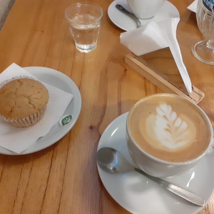 photo of Pupita Café Muffin de limón con café con leche de almendras shared by @lunarezs on  28 Sep 2021 - review