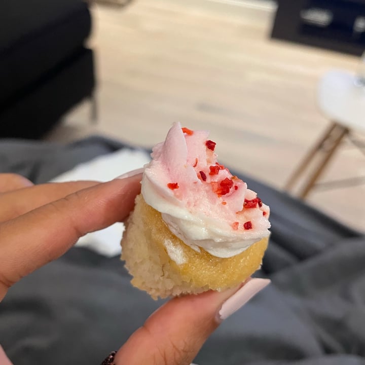 photo of Woolworths Food 6 Berry & vanilla swirl hidden centre cupcakes shared by @pravika on  11 Oct 2021 - review