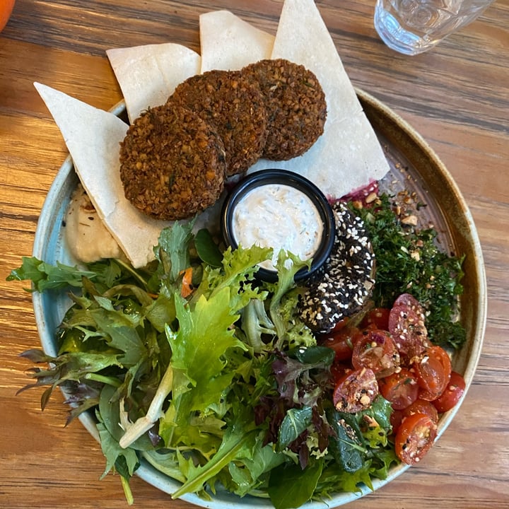photo of Genius Central Singapore Falafel Bowl shared by @piggy-egg on  01 Jan 2022 - review