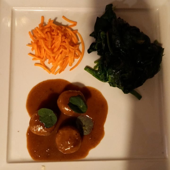 photo of Ristorante Vegano Biologico La Lanterna Mignon Di Lupino Al Vino Bianco In Crema Di Tamari Con Spinaci Alla Noce Moscata shared by @kzlyza on  13 Mar 2022 - review