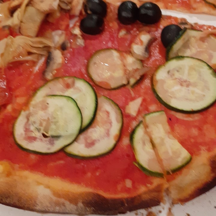 photo of Pizzeria Il Moro Pizza Vegetariana Senza Mozzarella shared by @ginnina on  26 Dec 2021 - review