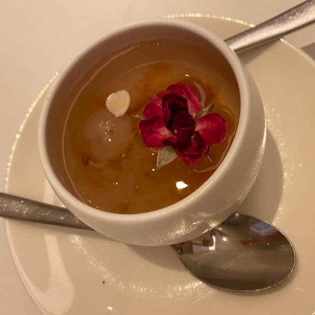 Foto del piatto “Longan White Fungus with Rose”