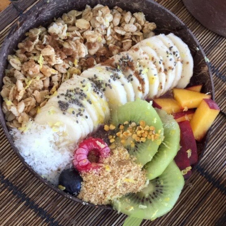 photo of Warung Coffee Shop Açaí bowl with homemade granola + banana, kiwi, peach + coconut + cookie powder shared by @pbsofia on  04 Dec 2020 - review