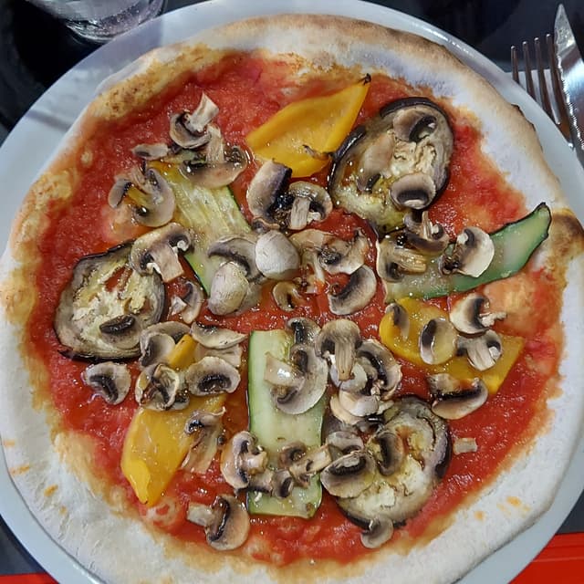 菜肴“pizza funghi e verdure”的照片