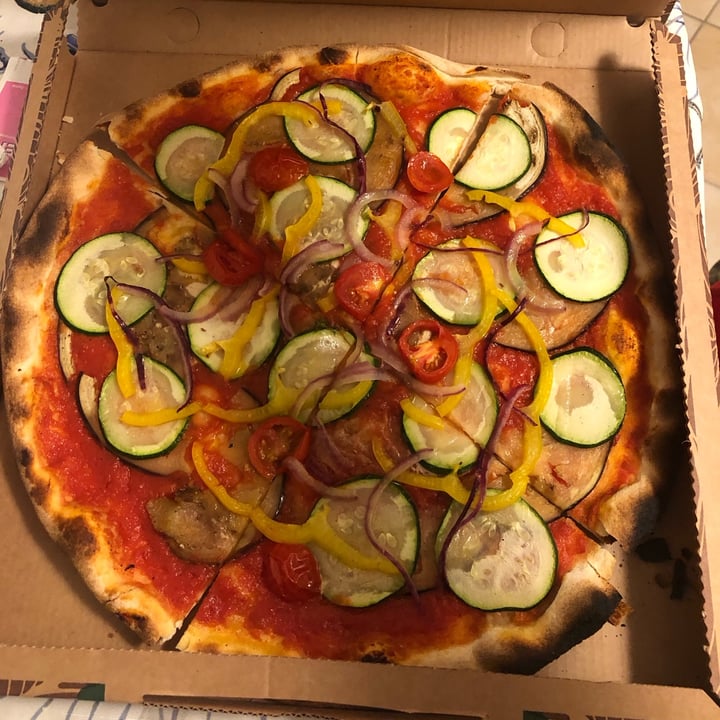 photo of Pizzeria Pachino Pizza rossa vegetariana shared by @millathecaterpillar on  25 Sep 2022 - review