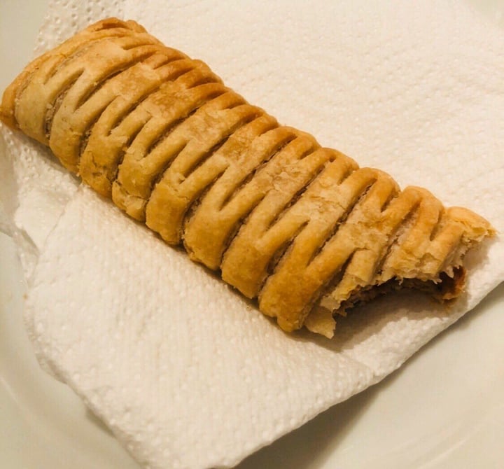 photo of Greggs Vegan Sausage Roll shared by @michelledh on  12 Feb 2020 - review