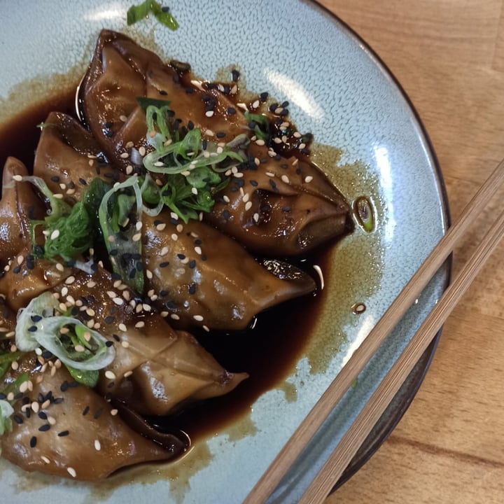 review photo of Roots & Rolls Gyozas shared by @platanoconpan on 22 May 2021 - review
