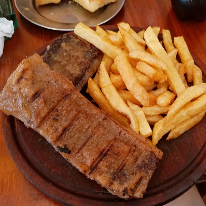 photo of La Reverde Parrillita Vegana Vacío de seitán con papas fritas shared by @celpa on  03 Mar 2022 - review