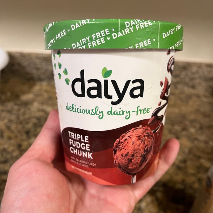 photo of Daiya Triple Fudge Chunk Ice Cream Tub shared by @elenaguijarro on  26 Dec 2021 - review
