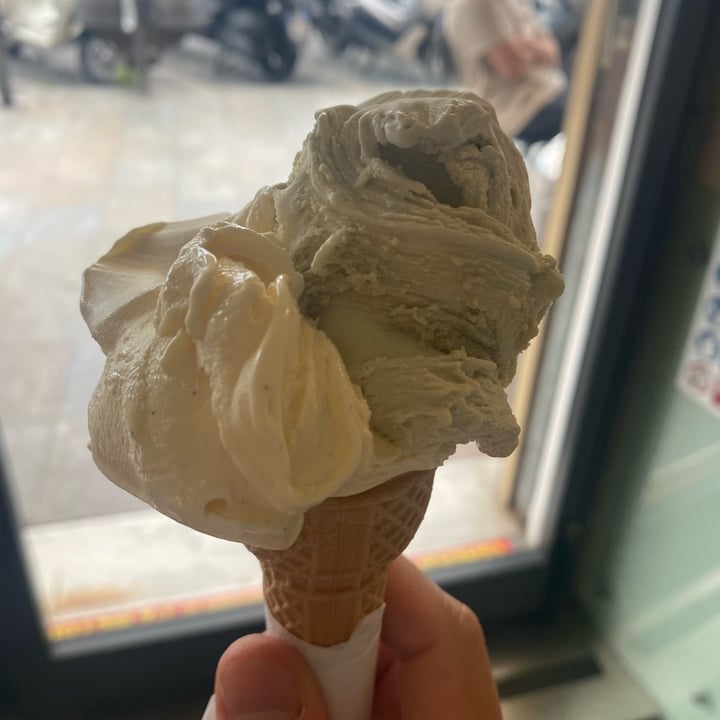 photo of K2 Cono gelato vaniglia e pistacchio Vegan shared by @alecassella on  29 Jul 2022 - review