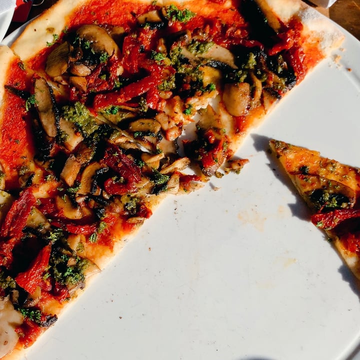 review photo of The Table Restaurant and Bar Sautéed Mushrooms, Sundried Tomatoes, Pesto & Parsley Pizza shared by @eliomoavero on 08 Sep 2021 - review
