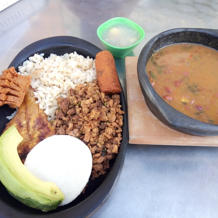 photo of Prasadam vegetariano & vegano Bandeja Paisa shared by @fabillous on  20 May 2020 - review