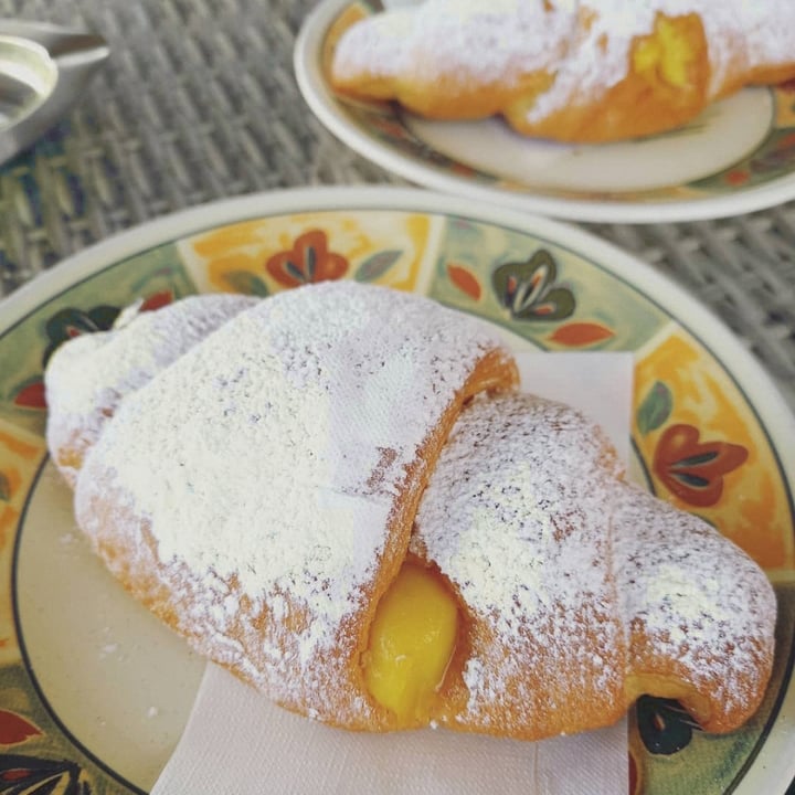 review photo of Forno Pasticceria Antico Porto Cornetto vegano alla crema shared by @irishamber on 07 May 2021 - review