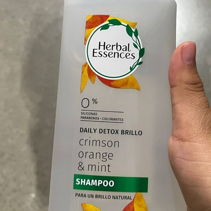 photo of Herbal Essences Shampoo Crimson orange & mint shared by @yessimayorga1 on  27 Jun 2022 - review