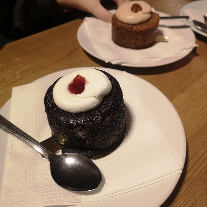 photo of Roma Cafè Pastelito De Chocolate Y Fresa shared by @ouzyyy on  05 Nov 2022 - review