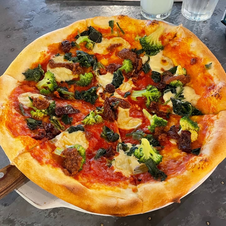 photo of Jamie's Italian Jamie's super greens pizza VEGAN shared by @madvegbabe on  23 May 2021 - review