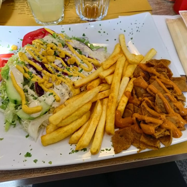 photo of Pizzeria-Kebab Monte Ararat (Vegano / Vegetariano) Comer piatto shared by @alicevee on  11 Apr 2022 - review