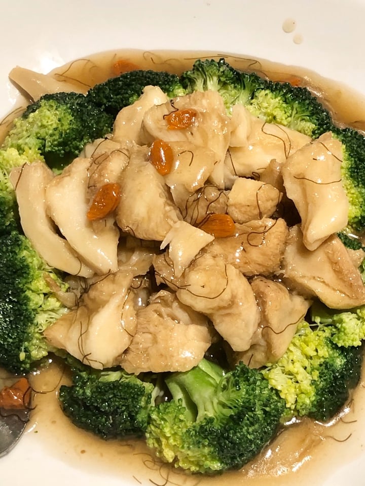 photo of Whole Earth Broccoli with Braised Monkeyhead Mushroom shared by @roxtarlette on  15 Nov 2019 - review
